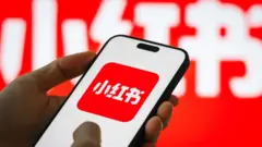 一台手機顯示小紅書應用程式