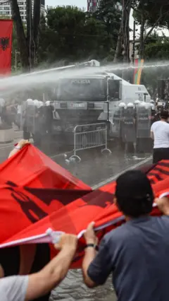 Policija je upotrebila vodene topove na protestu u Tirani 3. juna.