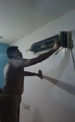 ஏசியில் இருந்த 5 கொம்பேறி மூக்கன் பாம்புகள்