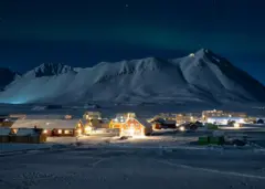 Ny Älesund se trouve à l'ombre de Zeppellinfjellet
