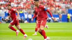 Cristiano Ronaldo (n.º 7), de Portugal, avanza con el balón durante el partido del Grupo K de la Copa Mundial de la FIFA 2026 entre Portugal y la República Democrática del Congo