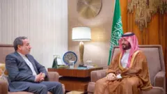 ইরানের পররাষ্ট্রমন্ত্রী আব্বাস আরাগচি এবং সৌদি যুবরাজ মোহাম্মদ বিন সালমান (ফাইল ছবি)