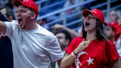 Yunanistan ile 12 Eylül'de oynanan karlılaşmada Riga'daki salonda olan Türk taraftarlar büyü sevinç yaşıyor.