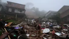 Escombros de casas destruídas devido às fortes chuvas em Petrópolis, em 23 de março de 2024.