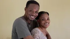 Abdol serre sa femme dans ses bras