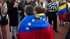Niños con la bandera de Venezuela
