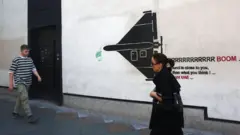 жительница Тегерана на фоне графиити с беспилотником