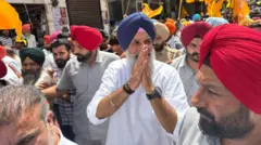 ਬਿਕਰਮ ਸਿੰਘ ਮਜੀਠੀਆ ਆਪਣੇ ਹਲਕੇ ਵਿੱਚ ਜਾਂਦੇ ਹੋਏ