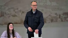 Friedrich Merz deposita voto na urna