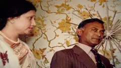 স্বামী সাবেক রাষ্ট্রপতি ও বিএনপির প্রতিষ্ঠাতা জিয়াউর রহমানের সাথে খালেদা জিয়া