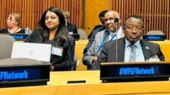 በሴቶች ጉዳይ ላይ በተደረገው ስብሰባ ላይ ጄኔራል ጃማ (ከቀኝ) እና ከፍተኛ አማካሪያቸውን (ከኋላ የተቀመጡት) የሚያሳየው ይህ ፎቶ በሶማሊያውያን ዘንድ ቁጣን ቀስቅሷል