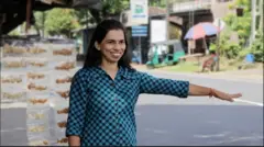 කොළඹ - නුවර මාර්ගයේ ගමන් කරන විට කජුගම දී සිනහමුසු මුහුණින් වාහනවලට අත වනන කාන්තාවෝ දක්නට ලැබෙති.