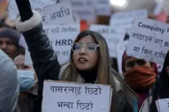 ईपीएसमा छानिएका तर रोजगारीका लागि दक्षिण कोरिया जान नपाएका युवायुवतीहरू काठमाण्डूमा विरोधप्रदर्शन गर्दै