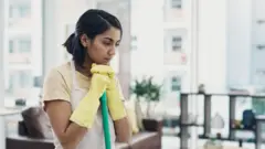 काम करणारी महिला 