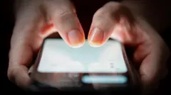 Mãos segurando e operando celular