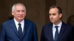 Франсуа Байру и Себастьян Лекорню стоят рядом в темно-синих костюмах