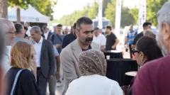 Doğan Hatun Diyarbakırlılarla bir açılışta tokalaşıyor