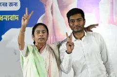 বাংলা সংবাদপত্রগুলো মমতা ব্যানার্জী ও অভিষেক ব্যানার্জীর এই ছবি ছেপেছে প্রথম পাতায়