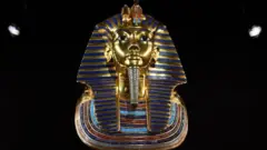 তুতেনখামুনের সোনার তৈরি মুখোশ