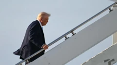 Трамп поднимается по трапу самолета