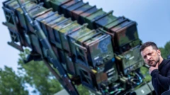 Президент України Зеленський на тлі зенітно-ракетного комплексу "Патріот" під час військових навчань у Німеччині - в 2024 році 