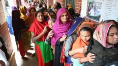 बांग्लादेश में साल 2024 में हुए पिछले चुनाव में वोटिंग के लिए कतार में खड़ी महिलाएं (फ़ाइल फ़ोटो)