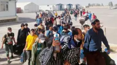 مهاجران بازگشتی از ایران در گذرگاه مرزی اسلام قلعه 