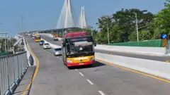 ရန်ကုန်-ဒလတံတားပေါ် ဖြတ်သန်းမောင်းနှင်နေတဲ့ YBS ကား