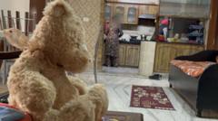 'ਰੋਜ਼ ਪੋਤੇ ਦੇ ਖਿਡੌਣੇ ਸਾਫ ਕਰਦੀ ਹਾਂ, ਬਹੁਤ ਯਾਦ ਆਉਂਦੀ', ਪਰਵਾਸ ਕਾਰਨ ਪੰਜਾਬ 'ਚ ਇਕੱਲਾਪਣ ਝੱਲਦੇ ਬਜ਼ੁਰਗਾਂ ਦੀ ਕਹਾਣੀ