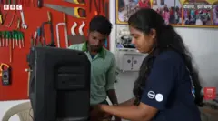 झारखंड का पूरा गांव बिजली कटने से परेशान था. एक 20 साल की लड़की ने अपने गांव वालों की ये परेशानी सौर ऊर्जा की मदद से दूर कर दी.