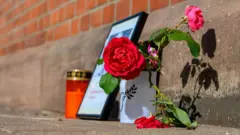 Місце загибелі Ліани. Фото, квіти і свічка.