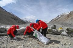 عملیات جمع‌آوری زباله در کوه‌های هیمالیا