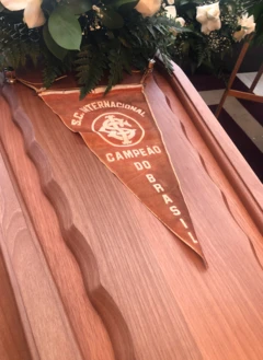 Flâmula do Sport Club Internacional ornou caixão de Verissimo, um dos mais famosos torcedores do clube