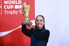 La presidenta de México Claudia Sheinbaum sostiene la Copa Mundial de fútbol
