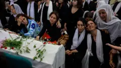 Mujeres drusas lloran durante el funeral de una de las víctimas del ataque en Majdal Shams