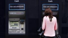 Một phụ nữ đứng trước ATM