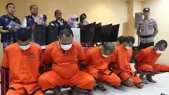 Lima pelaku pemain judi online yang diamankan petugas Ditreskrimsus Polda DIY ditampilkan saat rilis kasus di Mapolda DIY, Kamis (31/7/2025).