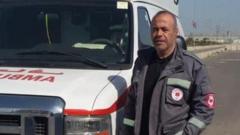 Mustafa ao lado da ambulância que ele dirigia