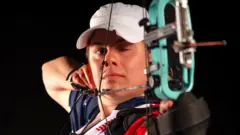 활시위를 당기고 있는 트레이시 오토