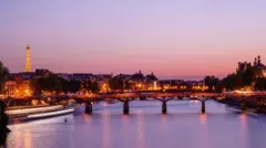 ورزشکاران کاروان هر کشور در بخشی از مراسم افتتاحیه المپیک ۲۰۲۴ پاریس داخل یک قایق از روی رودخانه سن عبور می‌کنند