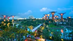 Imagem aérea de Singapura de noite, iluminada