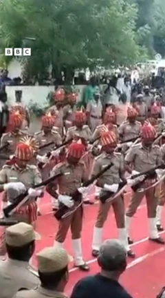 72 குண்டுகள் முழங்க அரசு மரியாதையுடன் இயக்குநர் பாரதிராஜா உடல் அடக்கம்