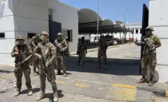 عدد من العسكر الليبي يحملون أسلحة (بنادق) بين أيديهم.