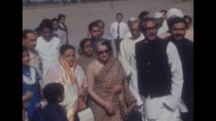 ১০ই এপ্রিল ১৯৭৪, ত্রিদেশীয় চুক্তি স্বাক্ষর হওয়ার পর দিল্লি যান শেখ মুজিব। তাকে অভ্যর্থনা জানান ভারতের প্রধানমন্ত্রী ইন্দিরা গান্ধী। ডানে সেসময়কার বাংলাদেশের পররাষ্ট্রমন্ত্রী ড. কামাল হোসেন।
