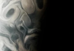 กลุ่มเมฆบางจุดบนดาวพฤหัสบดีดูคล้ายใบหน้าคนที่กำลังเศร้าสร้อย