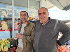 Şulaveri sakini Lyova (sağda) və azərbaycanlı dostu Bayram (solda)