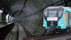 'मेट्रोचा प्रवास वेगवान, पण पूर्णपणे संपर्क तुटतो' मुंबईत अंडरग्राउंड मेट्रोमध्ये मोबाईल नेटवर्कच नाही