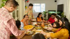 एकत्र बसून जेवण करणारं कुटुंब