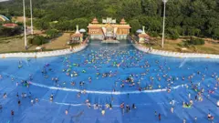 Decenas de personas refrescándose en un parque acuático en Nanjing, China, el 23 de julio de 2024.