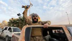 સીરિયામાં વિદ્રોહીઓ અલેપ્પો અને હમા પર કબજો કર્યા બાદ ત્રીજા શહેર હોમ્સ તરફ આગળ વધી રહ્યા છે